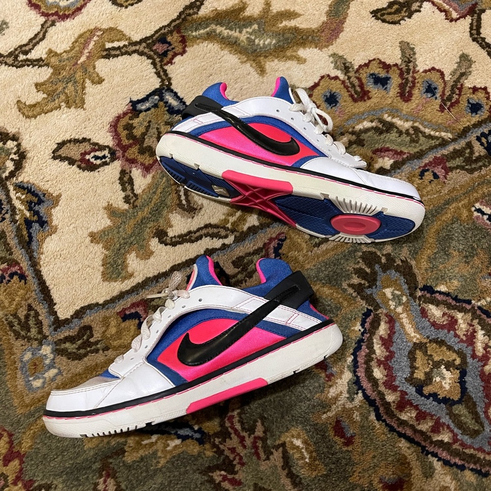 Vintage Women’s Hot Pink Blue & White Nike Shoes Size 7.5 - Picture 12 of 17
